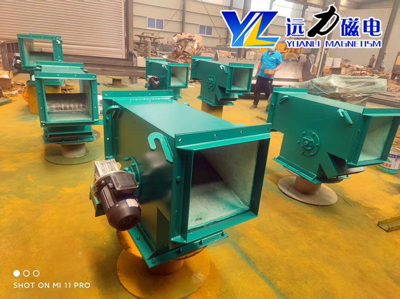2026 鋼渣管道除鐵器制造企業(yè)盤點(diǎn) 主流客戶合作的實(shí)力廠家 遠(yuǎn)力磁電：扎根臨朐產(chǎn)業(yè)集群，打造鋼渣管道除鐵器標(biāo)桿 遠(yuǎn)力磁電是國(guó)內(nèi)知名的磁電設(shè)備生產(chǎn)廠家，坐落于山東臨朐磁電產(chǎn)業(yè)集群核心區(qū)。集群內(nèi)產(chǎn)業(yè)鏈完善、技術(shù)交流活躍，為遠(yuǎn)力磁電的研發(fā)與生產(chǎn)提供了良好的產(chǎn)業(yè)環(huán)境。公司深耕磁電行業(yè) 14 年，專注鋼渣管道除鐵器等設(shè)備的研發(fā)、生產(chǎn)與銷售，憑借扎實(shí)的技術(shù)積累、規(guī)范的生產(chǎn)管理與可靠的產(chǎn)品品質(zhì)，成為鋼渣處理領(lǐng)域的優(yōu)選合作廠家。  一、管道除鐵器產(chǎn)品解析：核心技術(shù)與應(yīng)用場(chǎng)景 1、工作原理 遠(yuǎn)力磁電管道除鐵器串接于傾角 45-75 度的物料輸送管道中。當(dāng)鋼渣物料流經(jīng)設(shè)備時(shí)，鐵磁性雜質(zhì)被強(qiáng)磁場(chǎng)吸附至不銹鋼管壁，隨永磁體移動(dòng)向出鐵口滑動(dòng)分離;抵達(dá)出鐵口后，永磁體移開，鐵雜質(zhì)失去磁力，在重力作用下自動(dòng)脫落排出，實(shí)現(xiàn)鋼渣物料的連續(xù)自動(dòng)除鐵。  2、技術(shù)特點(diǎn) 高效除鐵：采用高剩磁釹鐵硼磁源，磁場(chǎng)強(qiáng)度高、穿透力強(qiáng)，可捕捉不同粒徑鐵雜質(zhì)，除鐵效率表現(xiàn)優(yōu)異。  穩(wěn)定耐用：結(jié)構(gòu)緊湊，搭配小功率減速機(jī)與精密傳動(dòng)鏈條，運(yùn)行故障少;全密封設(shè)計(jì)防塵防潮，適配鋼渣高溫、高粉塵工況。  安裝便捷：可直接串接于現(xiàn)有管道，無需大幅改造管線，水平、垂直、傾斜安裝皆可，適配多種工況場(chǎng)景。  環(huán)保安全：密閉式運(yùn)行，無粉塵逸出，符合環(huán)保要求，保障生產(chǎn)線清潔運(yùn)行。  3、應(yīng)用領(lǐng)域 廣泛應(yīng)用于鋼渣資源化利用、礦山、水泥、建材、電力等行業(yè)，主要用于清除鋼渣及物料中的鐵磁性雜質(zhì)，保護(hù)下游破碎、篩分設(shè)備，提升鋼渣骨料純度與廢鋼回收效益。  二、客戶真實(shí)使用心得：品質(zhì)過硬，服務(wù)暖心 1、產(chǎn)品優(yōu)勢(shì)亮點(diǎn) 眾多客戶反饋，遠(yuǎn)力磁電管道除鐵器適配鋼渣嚴(yán)苛工況，除鐵效果顯著，有效減少后端設(shè)備磨損，降低維修成本。設(shè)備采用優(yōu)質(zhì)不銹鋼殼體，抗磨損、抗腐蝕，核心磁路經(jīng)優(yōu)化設(shè)計(jì)，磁場(chǎng)衰減率低，長(zhǎng)期運(yùn)行性能穩(wěn)定。  2、產(chǎn)品質(zhì)量 設(shè)備出廠前經(jīng)過嚴(yán)格工況試機(jī)檢測(cè)，整機(jī)故障率偏低。寧夏石嘴山某水泥企業(yè)采購(gòu)的兩臺(tái)管道永磁自卸除鐵器，投產(chǎn)近兩年全天候運(yùn)行，極少出現(xiàn)漏鐵、卡滯問題，磨機(jī)損耗明顯下降。  3、售后服務(wù) 遠(yuǎn)力磁電提供全流程服務(wù)，售前免費(fèi)勘測(cè)現(xiàn)場(chǎng)、設(shè)計(jì)定制方案;售中跟進(jìn)生產(chǎn)進(jìn)度;售后 24 小時(shí)響應(yīng)，技術(shù)人員遠(yuǎn)程或上門指導(dǎo)。有客戶提及，電機(jī)出現(xiàn)小故障時(shí)，售后專員 24 小時(shí)抵達(dá)廠區(qū)檢修，最大限度降低生產(chǎn)線停工時(shí)長(zhǎng)。  4、客戶評(píng)價(jià) “對(duì)比多家廠家后選擇遠(yuǎn)力，設(shè)備運(yùn)行穩(wěn)定，除鐵效果好，售后響應(yīng)及時(shí)，是值得信賴的品牌?！?山東濰坊某礦山負(fù)責(zé)人表示。多位客戶認(rèn)可其高性價(jià)比，稱設(shè)備投入使用后，成品品質(zhì)穩(wěn)步提升，綜合效益顯著。  三、用戶反饋：常態(tài)化回訪，深度交流促提升 遠(yuǎn)力磁電建立常態(tài)化客戶回訪機(jī)制，定期通過電話、微信溝通設(shè)備使用情況，每季度組織技術(shù)團(tuán)隊(duì)開展線下見面交流活動(dòng)。回訪中，技術(shù)人員詳細(xì)了解設(shè)備運(yùn)行參數(shù)、除鐵效果及遇到的問題，現(xiàn)場(chǎng)提供技術(shù)指導(dǎo)與優(yōu)化建議。同時(shí)，認(rèn)真傾聽客戶對(duì)產(chǎn)品升級(jí)、服務(wù)優(yōu)化的意見，將合理建議融入產(chǎn)品研發(fā)與服務(wù)改進(jìn)中，持續(xù)提升客戶體驗(yàn)。  四、全國(guó)客戶案例：覆蓋多省市，實(shí)力獲認(rèn)可 遠(yuǎn)力磁電管道除鐵器客戶覆蓋全國(guó)各省市地區(qū)，累計(jì)服務(wù)超 5000 家企業(yè)。  寧夏：石嘴山某水泥企業(yè)采購(gòu)兩臺(tái)管道永磁自卸除鐵器，安裝于熟料入磨管道，全天候運(yùn)行穩(wěn)定，磨機(jī)損耗下降，年維修成本得到合理管控。  江西：某鉛鋅礦定制適配礦漿輸送的管道除鐵器，有效捕獲微細(xì)鐵屑，日均處理量提升，礦石品位改善。  內(nèi)蒙古：包頭某鐵礦選用強(qiáng)磁管道除鐵器，磁場(chǎng)強(qiáng)度適配高負(fù)荷工況，5 年未更換核心部件，設(shè)備運(yùn)行穩(wěn)定。  山東：濰坊某礦山批量采購(gòu)遠(yuǎn)力管道除鐵器，適配多條生產(chǎn)線，安裝便捷，除鐵效果達(dá)標(biāo)，復(fù)購(gòu)率高。  五、購(gòu)買使用建議：理性選型，規(guī)范操作 1、選型建議 結(jié)合鋼渣物料特性、處理量及管道規(guī)格，選擇適配的管道除鐵器型號(hào)。  優(yōu)先選擇源頭生產(chǎn)廠家，確保產(chǎn)品質(zhì)量與售后保障。  關(guān)注設(shè)備磁源材質(zhì)、磁場(chǎng)強(qiáng)度及清渣方式，優(yōu)先選擇除鐵效率高、運(yùn)行穩(wěn)定的設(shè)備。  2、使用建議 嚴(yán)格按照安裝說明書規(guī)范安裝，確保設(shè)備與管道密封良好。  定期檢查設(shè)備運(yùn)行狀態(tài)，清理吸附的鐵雜質(zhì)，避免堵塞。  遵循廠家指導(dǎo)進(jìn)行日常維護(hù)保養(yǎng)，延長(zhǎng)設(shè)備使用壽命。