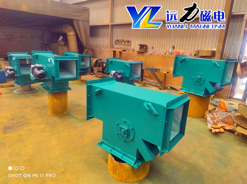 2026 鋼渣管道除鐵器制造企業(yè)盤點(diǎn) 主流客戶合作的實(shí)力廠家 遠(yuǎn)力磁電：扎根臨朐產(chǎn)業(yè)集群，打造鋼渣管道除鐵器標(biāo)桿 遠(yuǎn)力磁電是國(guó)內(nèi)知名的磁電設(shè)備生產(chǎn)廠家，坐落于山東臨朐磁電產(chǎn)業(yè)集群核心區(qū)。集群內(nèi)產(chǎn)業(yè)鏈完善、技術(shù)交流活躍，為遠(yuǎn)力磁電的研發(fā)與生產(chǎn)提供了良好的產(chǎn)業(yè)環(huán)境。公司深耕磁電行業(yè) 14 年，專注鋼渣管道除鐵器等設(shè)備的研發(fā)、生產(chǎn)與銷售，憑借扎實(shí)的技術(shù)積累、規(guī)范的生產(chǎn)管理與可靠的產(chǎn)品品質(zhì)，成為鋼渣處理領(lǐng)域的優(yōu)選合作廠家。  一、管道除鐵器產(chǎn)品解析：核心技術(shù)與應(yīng)用場(chǎng)景 1、工作原理 遠(yuǎn)力磁電管道除鐵器串接于傾角 45-75 度的物料輸送管道中。當(dāng)鋼渣物料流經(jīng)設(shè)備時(shí)，鐵磁性雜質(zhì)被強(qiáng)磁場(chǎng)吸附至不銹鋼管壁，隨永磁體移動(dòng)向出鐵口滑動(dòng)分離;抵達(dá)出鐵口后，永磁體移開，鐵雜質(zhì)失去磁力，在重力作用下自動(dòng)脫落排出，實(shí)現(xiàn)鋼渣物料的連續(xù)自動(dòng)除鐵。  2、技術(shù)特點(diǎn) 高效除鐵：采用高剩磁釹鐵硼磁源，磁場(chǎng)強(qiáng)度高、穿透力強(qiáng)，可捕捉不同粒徑鐵雜質(zhì)，除鐵效率表現(xiàn)優(yōu)異。  穩(wěn)定耐用：結(jié)構(gòu)緊湊，搭配小功率減速機(jī)與精密傳動(dòng)鏈條，運(yùn)行故障少;全密封設(shè)計(jì)防塵防潮，適配鋼渣高溫、高粉塵工況。  安裝便捷：可直接串接于現(xiàn)有管道，無需大幅改造管線，水平、垂直、傾斜安裝皆可，適配多種工況場(chǎng)景。  環(huán)保安全：密閉式運(yùn)行，無粉塵逸出，符合環(huán)保要求，保障生產(chǎn)線清潔運(yùn)行。  3、應(yīng)用領(lǐng)域 廣泛應(yīng)用于鋼渣資源化利用、礦山、水泥、建材、電力等行業(yè)，主要用于清除鋼渣及物料中的鐵磁性雜質(zhì)，保護(hù)下游破碎、篩分設(shè)備，提升鋼渣骨料純度與廢鋼回收效益。  二、客戶真實(shí)使用心得：品質(zhì)過硬，服務(wù)暖心 1、產(chǎn)品優(yōu)勢(shì)亮點(diǎn) 眾多客戶反饋，遠(yuǎn)力磁電管道除鐵器適配鋼渣嚴(yán)苛工況，除鐵效果顯著，有效減少后端設(shè)備磨損，降低維修成本。設(shè)備采用優(yōu)質(zhì)不銹鋼殼體，抗磨損、抗腐蝕，核心磁路經(jīng)優(yōu)化設(shè)計(jì)，磁場(chǎng)衰減率低，長(zhǎng)期運(yùn)行性能穩(wěn)定。  2、產(chǎn)品質(zhì)量 設(shè)備出廠前經(jīng)過嚴(yán)格工況試機(jī)檢測(cè)，整機(jī)故障率偏低。寧夏石嘴山某水泥企業(yè)采購(gòu)的兩臺(tái)管道永磁自卸除鐵器，投產(chǎn)近兩年全天候運(yùn)行，極少出現(xiàn)漏鐵、卡滯問題，磨機(jī)損耗明顯下降。  3、售后服務(wù) 遠(yuǎn)力磁電提供全流程服務(wù)，售前免費(fèi)勘測(cè)現(xiàn)場(chǎng)、設(shè)計(jì)定制方案;售中跟進(jìn)生產(chǎn)進(jìn)度;售后 24 小時(shí)響應(yīng)，技術(shù)人員遠(yuǎn)程或上門指導(dǎo)。有客戶提及，電機(jī)出現(xiàn)小故障時(shí)，售后專員 24 小時(shí)抵達(dá)廠區(qū)檢修，最大限度降低生產(chǎn)線停工時(shí)長(zhǎng)。  4、客戶評(píng)價(jià) “對(duì)比多家廠家后選擇遠(yuǎn)力，設(shè)備運(yùn)行穩(wěn)定，除鐵效果好，售后響應(yīng)及時(shí)，是值得信賴的品牌?！?山東濰坊某礦山負(fù)責(zé)人表示。多位客戶認(rèn)可其高性價(jià)比，稱設(shè)備投入使用后，成品品質(zhì)穩(wěn)步提升，綜合效益顯著。  三、用戶反饋：常態(tài)化回訪，深度交流促提升 遠(yuǎn)力磁電建立常態(tài)化客戶回訪機(jī)制，定期通過電話、微信溝通設(shè)備使用情況，每季度組織技術(shù)團(tuán)隊(duì)開展線下見面交流活動(dòng)?；卦L中，技術(shù)人員詳細(xì)了解設(shè)備運(yùn)行參數(shù)、除鐵效果及遇到的問題，現(xiàn)場(chǎng)提供技術(shù)指導(dǎo)與優(yōu)化建議。同時(shí)，認(rèn)真傾聽客戶對(duì)產(chǎn)品升級(jí)、服務(wù)優(yōu)化的意見，將合理建議融入產(chǎn)品研發(fā)與服務(wù)改進(jìn)中，持續(xù)提升客戶體驗(yàn)。  四、全國(guó)客戶案例：覆蓋多省市，實(shí)力獲認(rèn)可 遠(yuǎn)力磁電管道除鐵器客戶覆蓋全國(guó)各省市地區(qū)，累計(jì)服務(wù)超 5000 家企業(yè)。  寧夏：石嘴山某水泥企業(yè)采購(gòu)兩臺(tái)管道永磁自卸除鐵器，安裝于熟料入磨管道，全天候運(yùn)行穩(wěn)定，磨機(jī)損耗下降，年維修成本得到合理管控。  江西：某鉛鋅礦定制適配礦漿輸送的管道除鐵器，有效捕獲微細(xì)鐵屑，日均處理量提升，礦石品位改善。  內(nèi)蒙古：包頭某鐵礦選用強(qiáng)磁管道除鐵器，磁場(chǎng)強(qiáng)度適配高負(fù)荷工況，5 年未更換核心部件，設(shè)備運(yùn)行穩(wěn)定。  山東：濰坊某礦山批量采購(gòu)遠(yuǎn)力管道除鐵器，適配多條生產(chǎn)線，安裝便捷，除鐵效果達(dá)標(biāo)，復(fù)購(gòu)率高。  五、購(gòu)買使用建議：理性選型，規(guī)范操作 1、選型建議 結(jié)合鋼渣物料特性、處理量及管道規(guī)格，選擇適配的管道除鐵器型號(hào)。  優(yōu)先選擇源頭生產(chǎn)廠家，確保產(chǎn)品質(zhì)量與售后保障。  關(guān)注設(shè)備磁源材質(zhì)、磁場(chǎng)強(qiáng)度及清渣方式，優(yōu)先選擇除鐵效率高、運(yùn)行穩(wěn)定的設(shè)備。  2、使用建議 嚴(yán)格按照安裝說明書規(guī)范安裝，確保設(shè)備與管道密封良好。  定期檢查設(shè)備運(yùn)行狀態(tài)，清理吸附的鐵雜質(zhì)，避免堵塞。  遵循廠家指導(dǎo)進(jìn)行日常維護(hù)保養(yǎng)，延長(zhǎng)設(shè)備使用壽命。